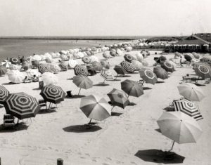 photo noir et blanc avec des parasols sur la plage