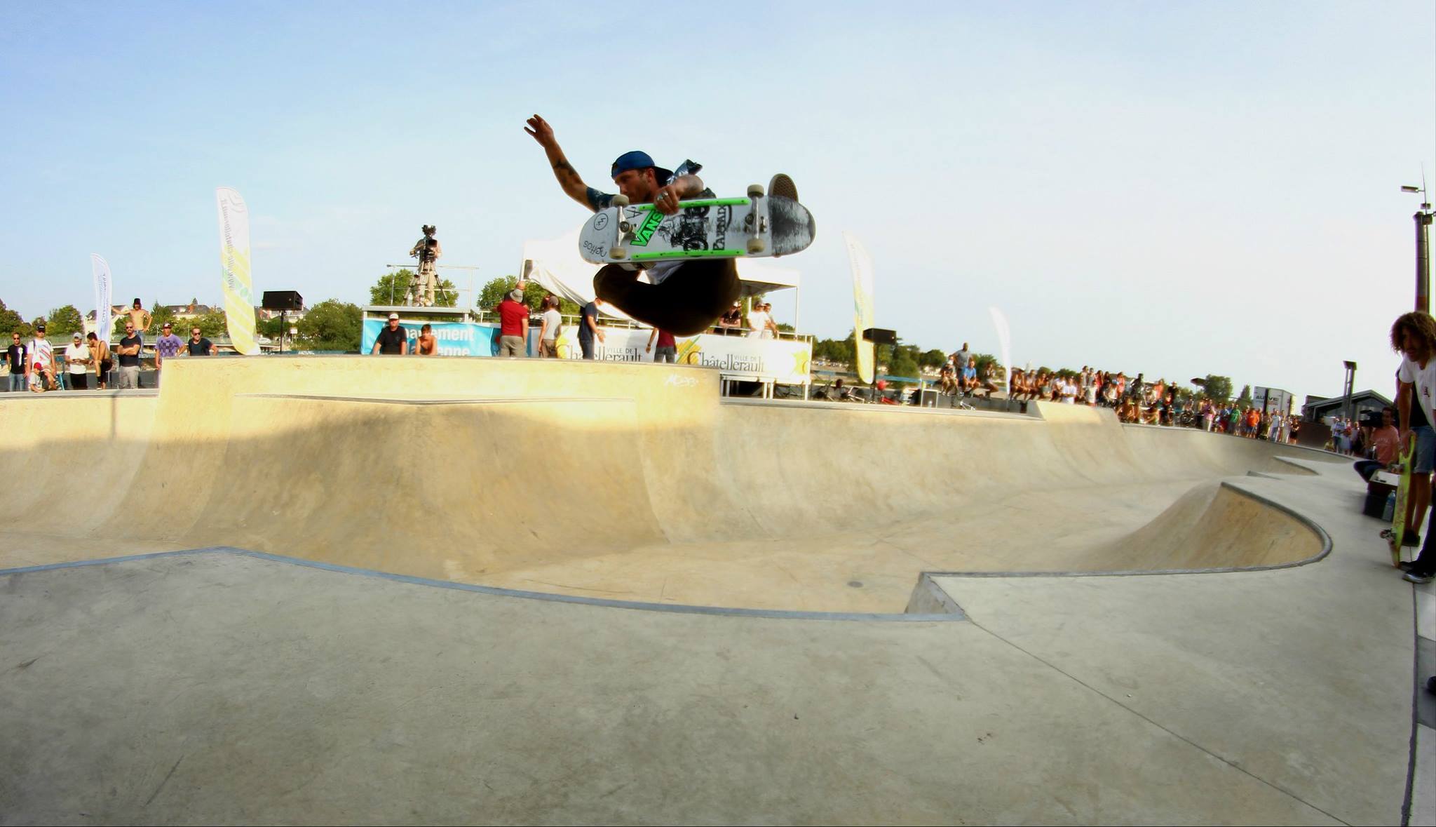 photo d'un skateur sautant dans un bowl