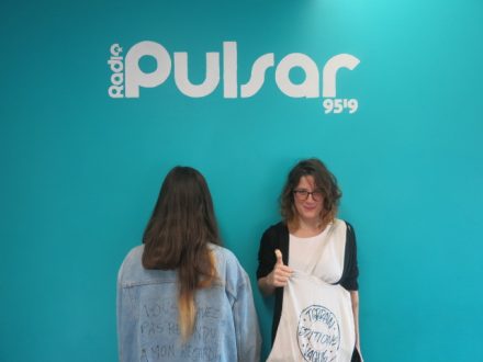 photo de deux femmes devant le mur du studio