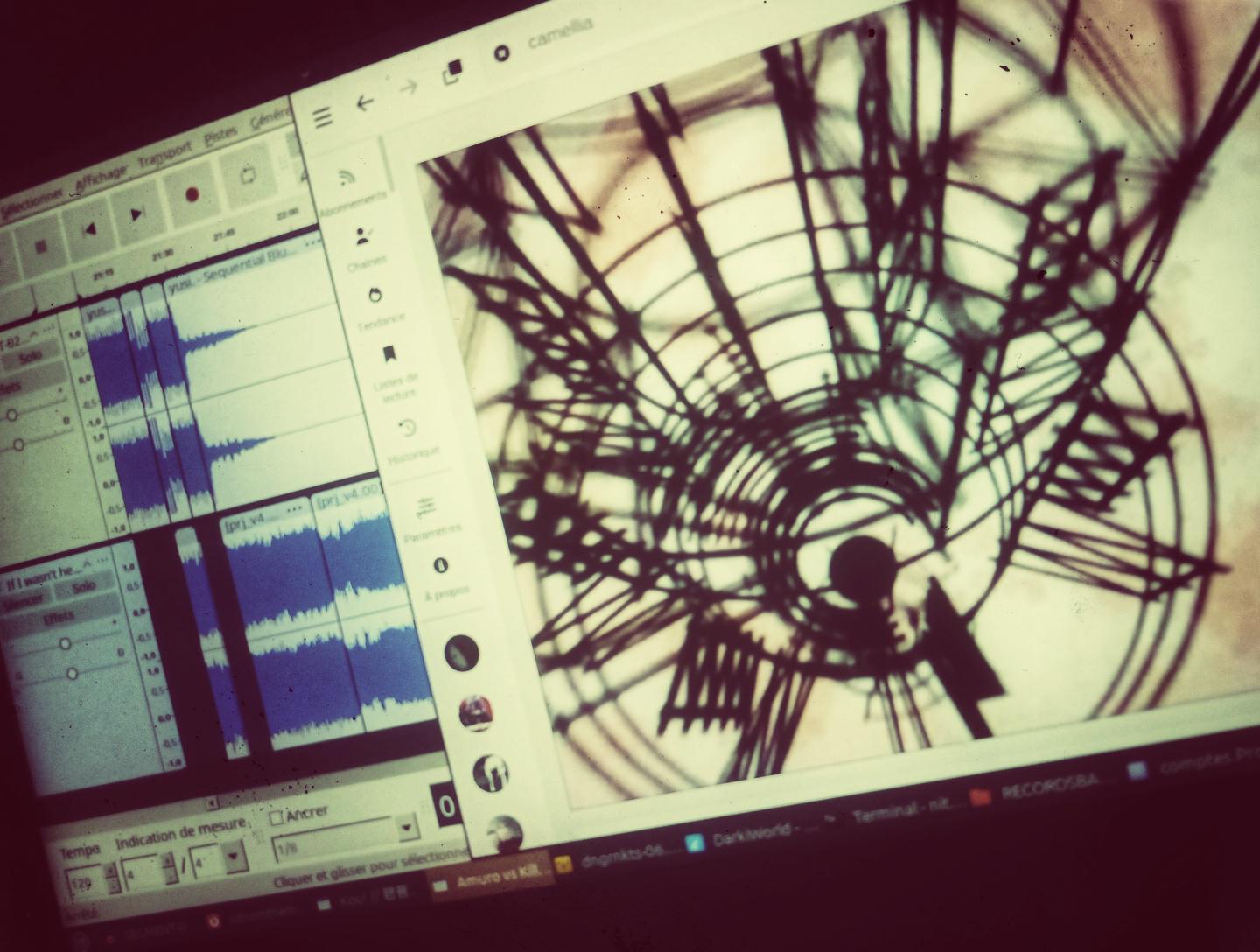 On voit un l'affichage d'un écran d'ordinateur composé de formes géométriques abstraites.