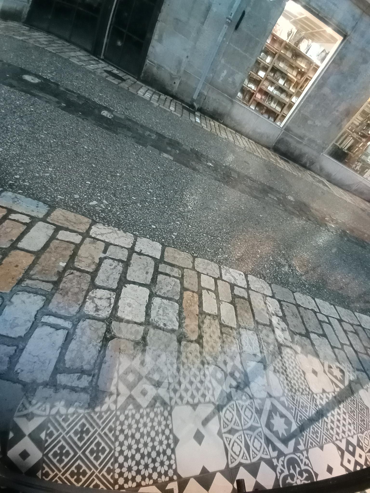 Image de Grand rue à Poitiers sous la pluie