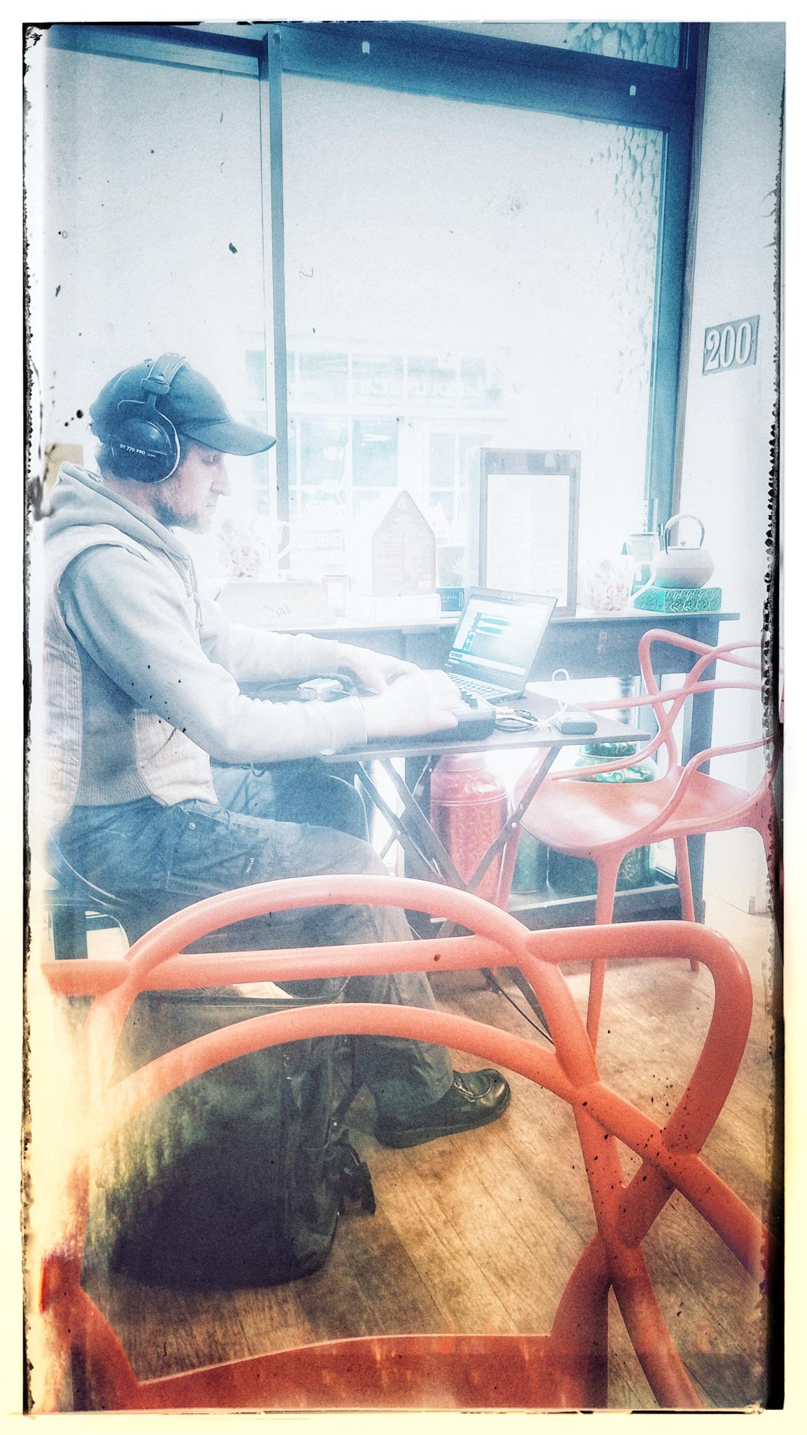 nitromthemetronome en train de produire DNGRNKTS dans un café à Poitiers