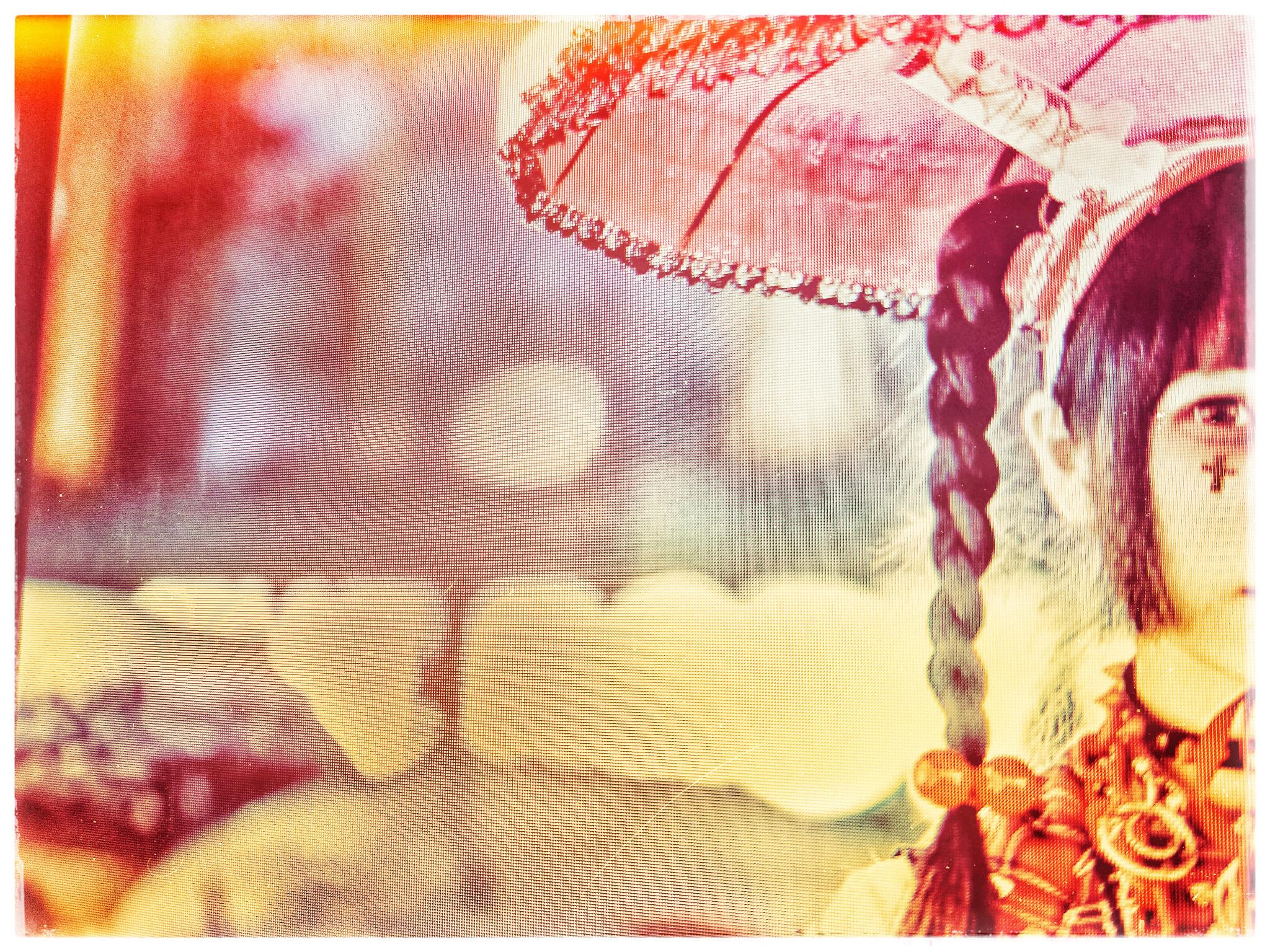 Fille asiatique sous une ombrelle