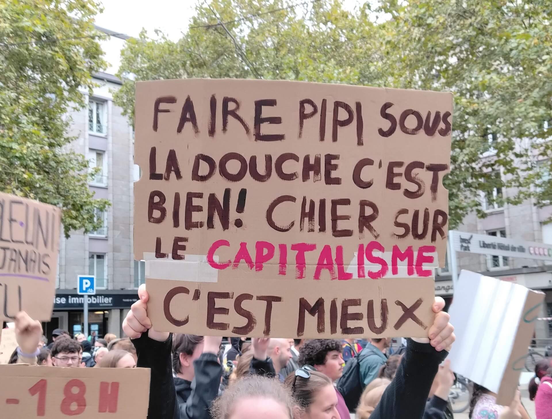 Slogan sur une pancarte lors d'une manifestation lycéenne: faire pipi sous la douche c'est bien, chier sur le capitalisme, c'est mieux